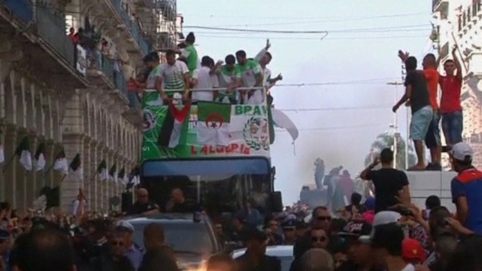 Návrat alžírskych futbalistov.