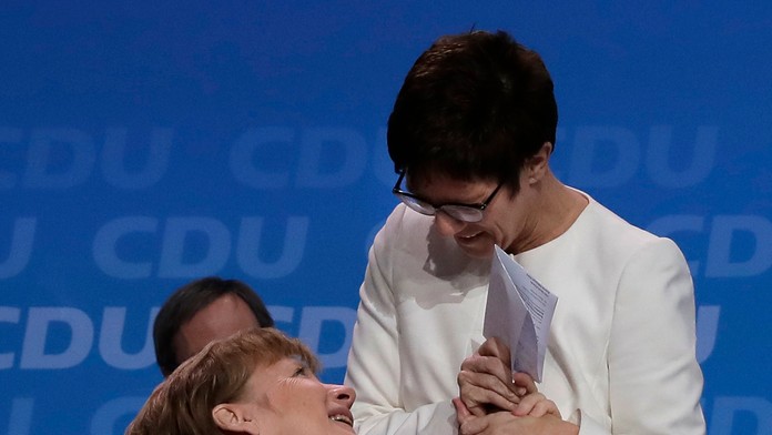 Približne 1000 delegátov na mimoriadnom sneme CDU dalo zelenú obnoveniu tzv. veľkej koalície.