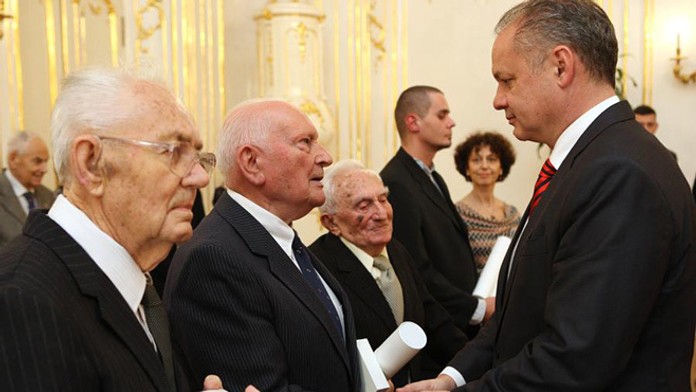 Jaroslav Fabok (vľavo) a Ján Zeman dostali vyznamenania bojovníkov za slobodu a demokraciu.