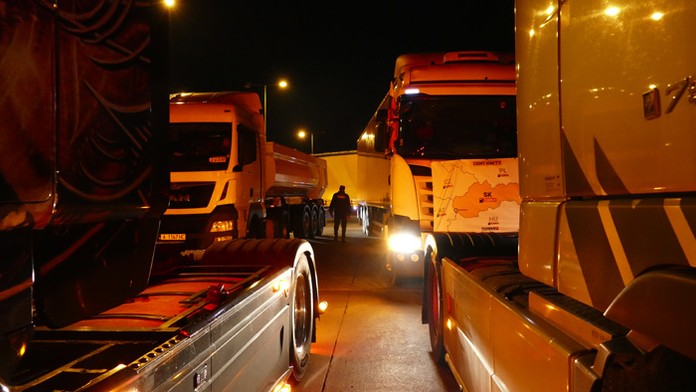 Dopravcovia prerušujú protest v Kútoch, blokovať chcú ale iné hraničné priechody