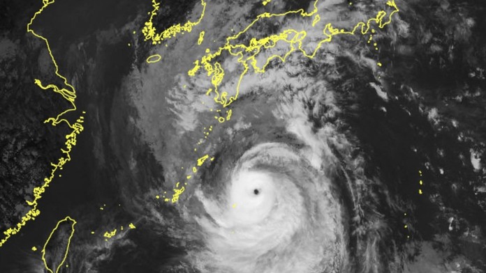 OBRAZOM: Rýchlosť 270 km/h a 500 mm zrážok. Japonsko sa pripravuje na supertajfún Nanmadol