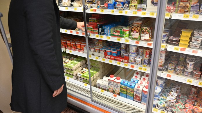 Muž nakupuje potraviny 