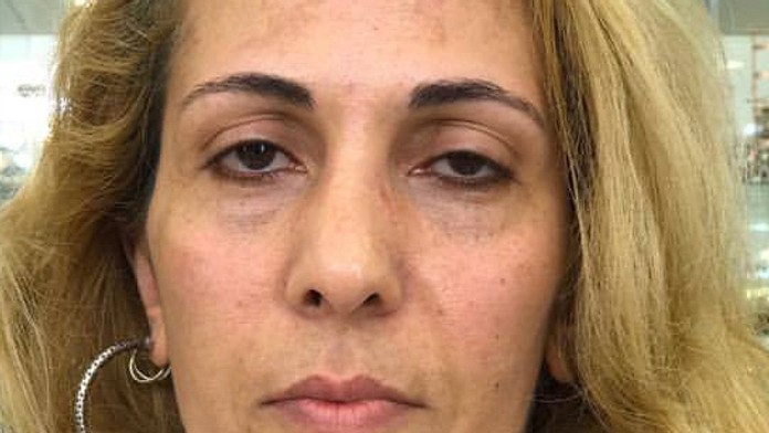 Na streche budovy zasahujú hasiči. 