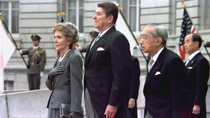 Na archívnej snímke z 9. novembra 1983 americký prezident Ronald Reagan a prvá dáma Nancy Reaganová.