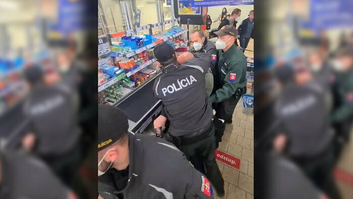 Zásah policajtov proti agresívnym antirúškarom (ilustračná snímka)