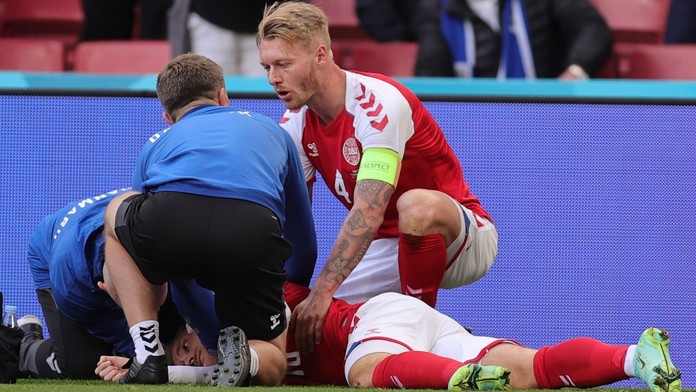 Kapitán dánskej futbalovej reprezentácie Simon Kjaer dáva prvú pomoc svojmu spoluhráčovi Christianovi Eriksenovi.