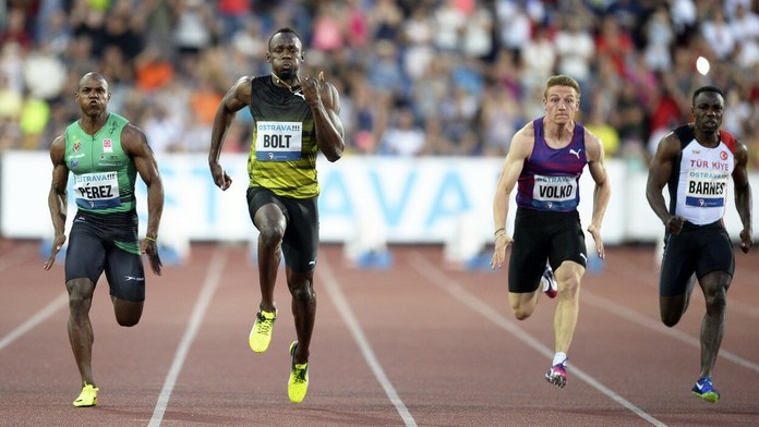 Usain Bolt (druhý zľava) a Ján Volko (druhý sprava) počas šprintu na 100 m na Zlatej tretre v Ostrave..