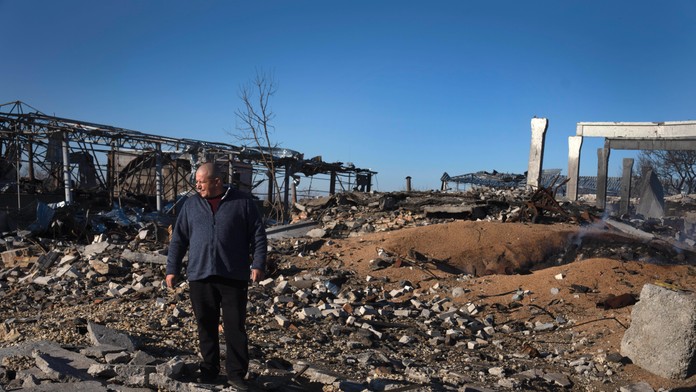 Farmár Volodymyr sa pozerá na ruiny svojej farmy po ruskom raketovom útoku v obci Kiseljovka neďaleko Chersonu.