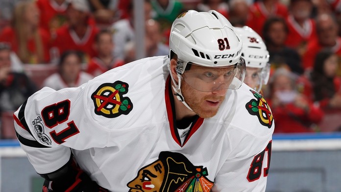 Na archívnej snímke z marca 2017 hokejista Chicaga Blackhawks Marián Hossa počas zápasu  NHL proti Floride Panthers.