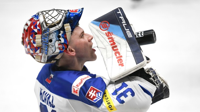Samuel Hlavaj sa osviežuje počas zápasu Slovensko – Lotyšsko  na domácom turnaji Kaufland Cup