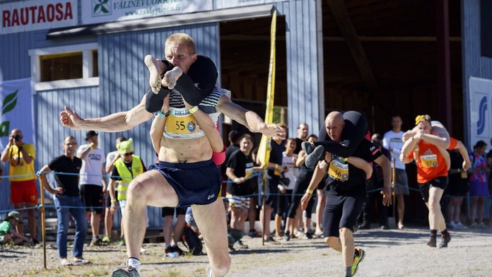 Majstrovstvá sveta v nosení manželky vo Fínsku.