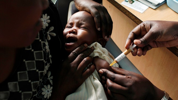 Dieťa počas očkovania proti malárii  v meste Kombewa na západe Kene.