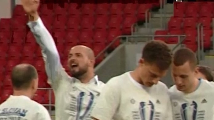 Ivan Kmotrík mladší so vztýčenou pravicou zdraví fanúšikov.