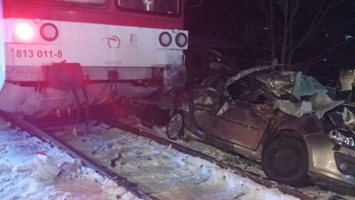 Osudné sekundy na železničnom priecestí. Po zrážke s vlakom skončili štyria ľudia v nemocnici