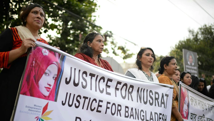 Ženy v Bangladéši protestujú za lepší právny systém po upálení študentky na streche školy po nahlásení sexuálneho obťažovania ri