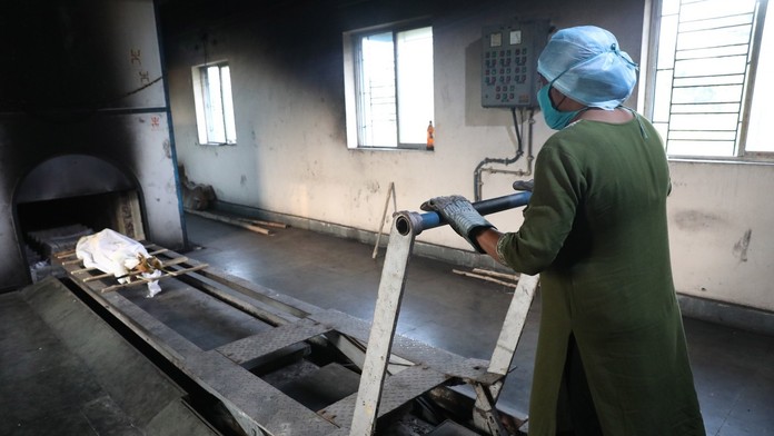 VIDEO: Muž sa tesne pred kremáciou prebral k životu. V nemocnici sa ani nepresvedčili, či je mŕtvy