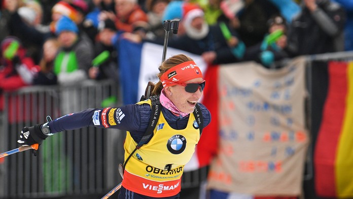 Američanka Mikaela Shiffrinová (v strede) oslavuje víťazstvo v obrovskom slalome v Kranjskej Gore.