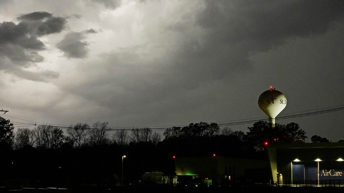 Juhom USA sa prehnalo najmenej 20 tornád.