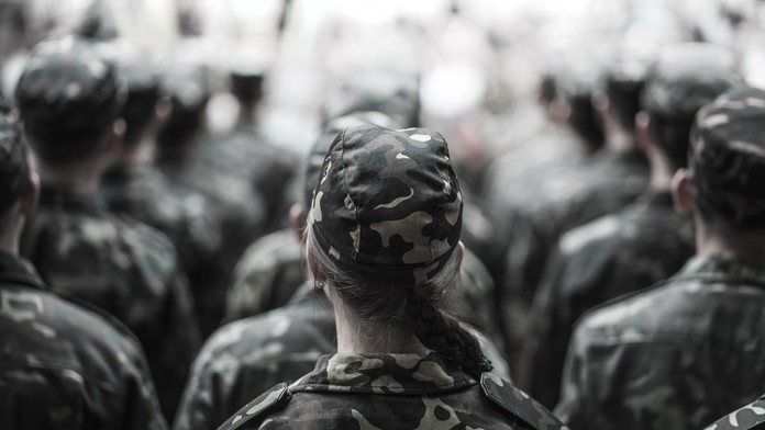 Reakcia na vojnu. Európska krajina plánuje povolávať do služby aj ženy