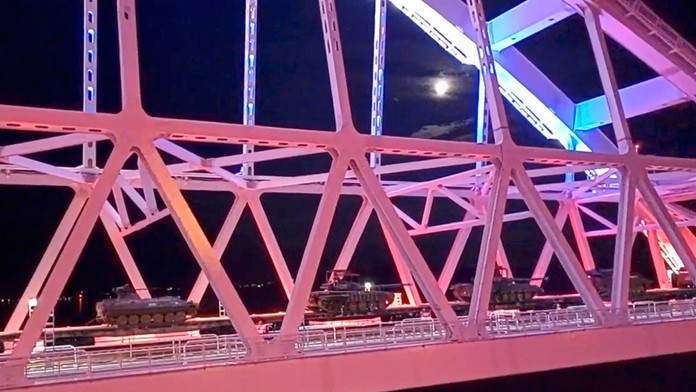 Rusko zverejnilo zábery vojakov a tankov, ako opúšťajú Krym