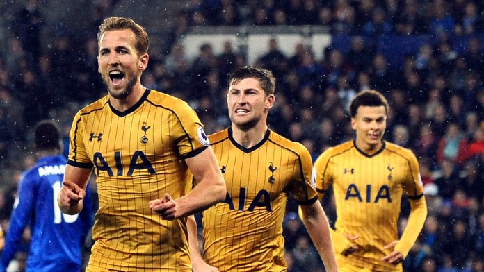 Harry Kane (vľavo) z Tottenhamu sa teší z gólu so spoluhráčmi.
