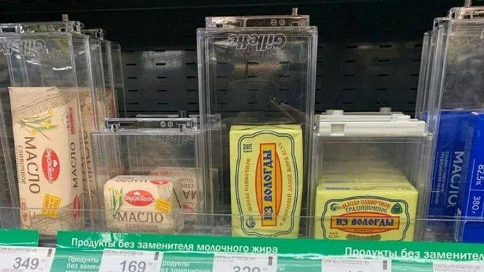 V Rusku zamykajú proti krádežiam už aj maslo. Jeho ceny ženie nahor aj dopyt po obľúbenej pochúťke