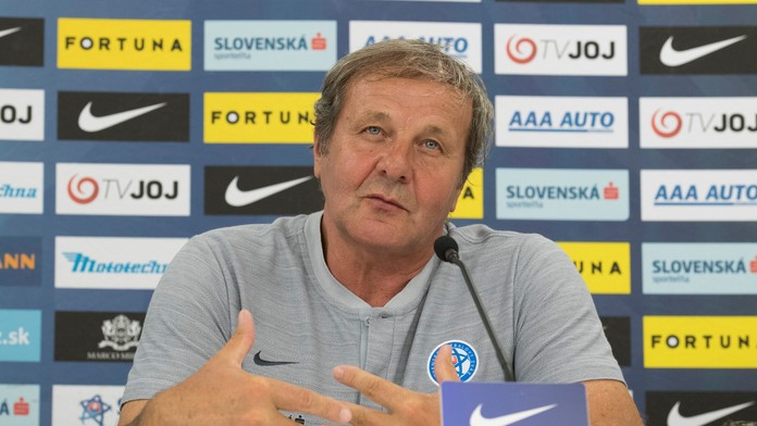 Ján Kozák počas tlačovej konferencie pred zápasmi s Dánskom v Trnave a Ukrajinou vo Ľvove.