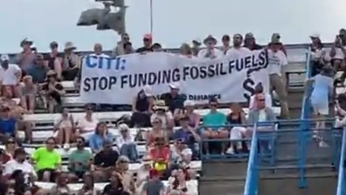 VIDEO: Aktivisti prerušili zápas prestížneho tenisového turnaja. Na kurt nahádzali veľké tenisové lopty