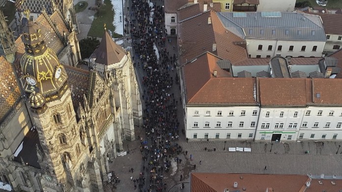 Pochod protestujúcich prechádza okolo Dómu Sv. Alžbety v Košiciach.