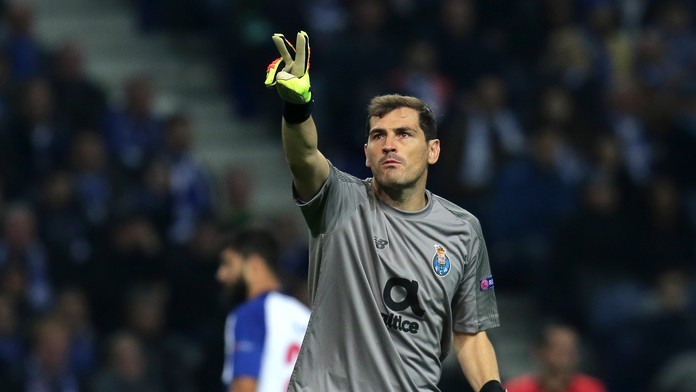 Iker Casillas z Porta reaguje v dueli LM proti Schalke.