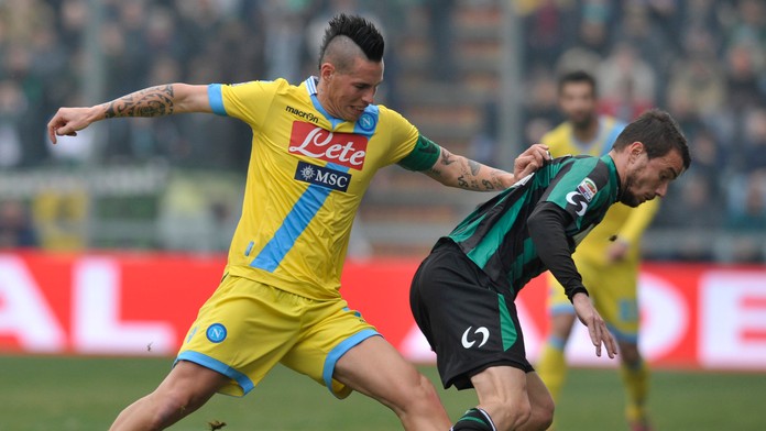 Marek Hamšík a hráč Sassuola Matteo Brighi