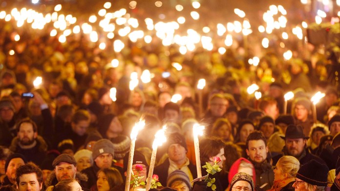 Stovky ľudí so zapálenými sviečkami a pochodňami na smútočnom zhromaždení na počesť dvom obetiam víkendového teroristického útok