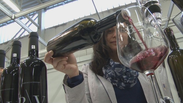 Na snímke hráč Popradu Peter Bjalončík (vľavo) a hráč Bratislavy Šimon Petráš.