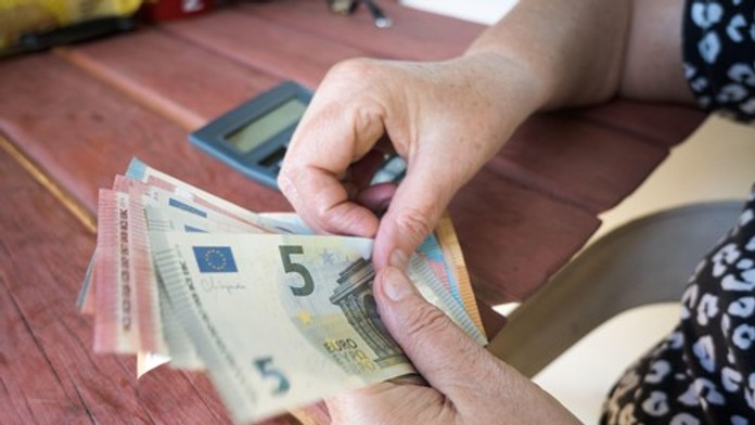 Seniori dostanú prvýkrát peniaze z daní svojich detí. Poznáme termíny výplat