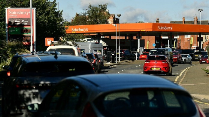 Panika na čepacích staniciach v Británii