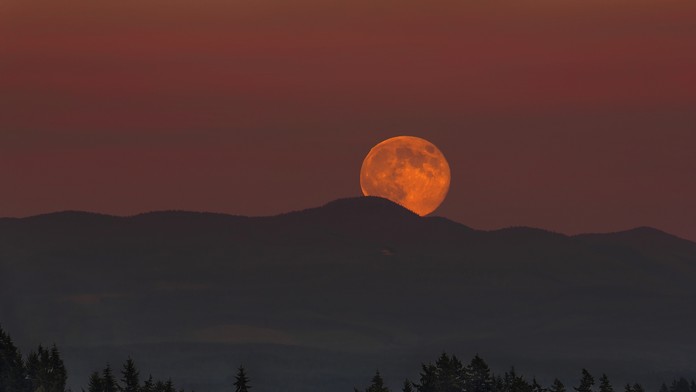 Supermesiac za horami.