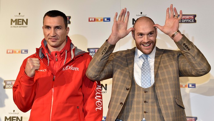 Vladimír Kličko a Tyson Fury pred novinármi.