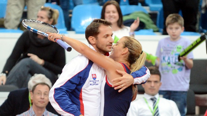 Na snímke Dominika Cibulková v objatí s fedcupovým kapitánom Matejom Liptákom.