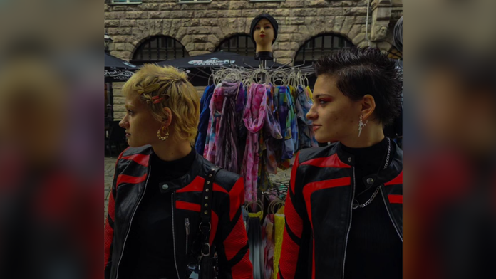 Príbeh dvojičiek, ktoré ukradli a predali krátko po narodení. Nevedeli o sebe 19 rokov, spojilo ich video na TikToku