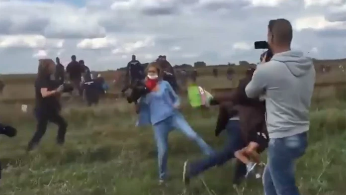 Maďarská kameramanka nastrčila nohu a utečenec s dieťaťom na rukách sa na nej potkol.