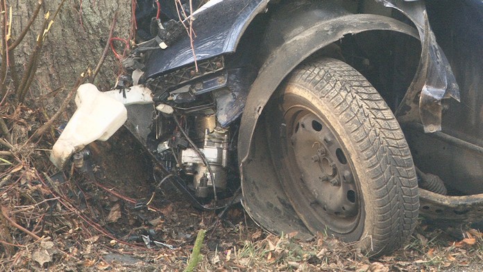 Detailný záber na havarované auto do stromu pri Levoči