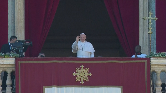 Pápež František počas Urbi et Orbi.