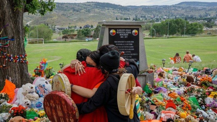 Pôvodní obyvatelia Kanady si uctievajú pamiatku zosnulých detí