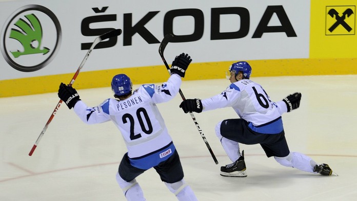 Fín Mikael Granlund (vpravo) sa teší po góle spoločne so spoluhráčom Janne Pesonenom v semifinálovom zápase hokejových MS 2011.