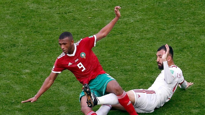 Maročan Ayoub El Kaabi (vľavo) v konfrontácii s Iráncom Roozbehom Cheshmim na MS 2018.