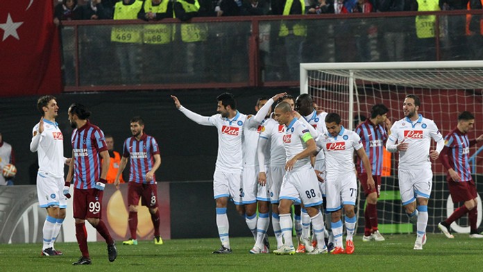Futbalisti SSC Neapol oslavujú víťazstvo nad tureckým FC Trabzonspor v LM.