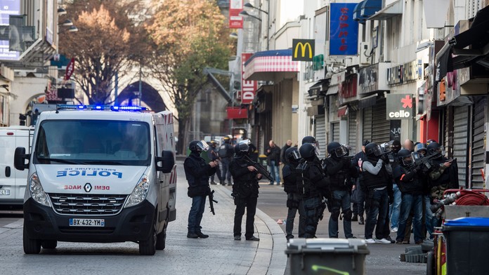 Príslušníci špeciálnych policajných síl počas policajnej operácie v Saint-Denis