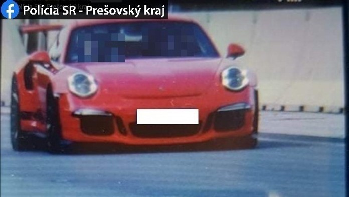 Vodič si diaľnicu pomýlil s pretekárskym okruhom.