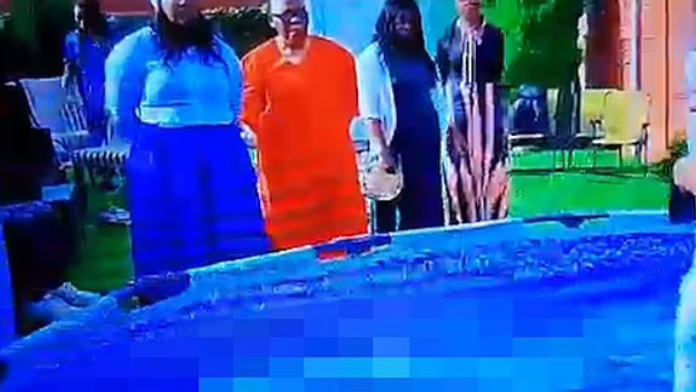 VIDEO: Muž sa utopil na vlastnom krste. Prítomní stojaci nad ním si to vôbec nevšimli