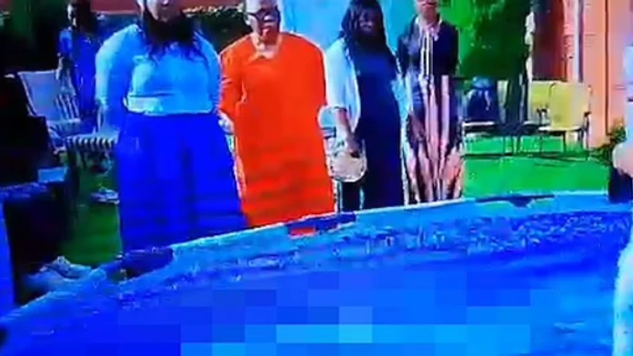 VIDEO: Muž sa utopil na vlastnom krste. Prítomní stojaci nad ním si to vôbec nevšimli